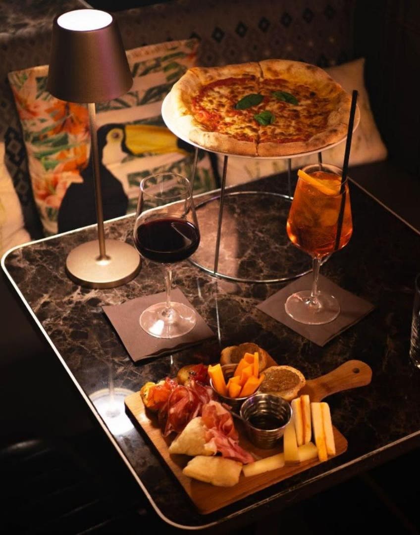 Apericena con pizza, tagliere, spritz e vino
