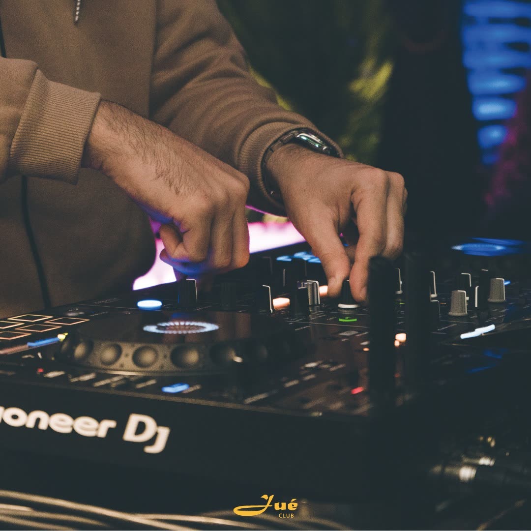 Le mani del DJ sulla consolle