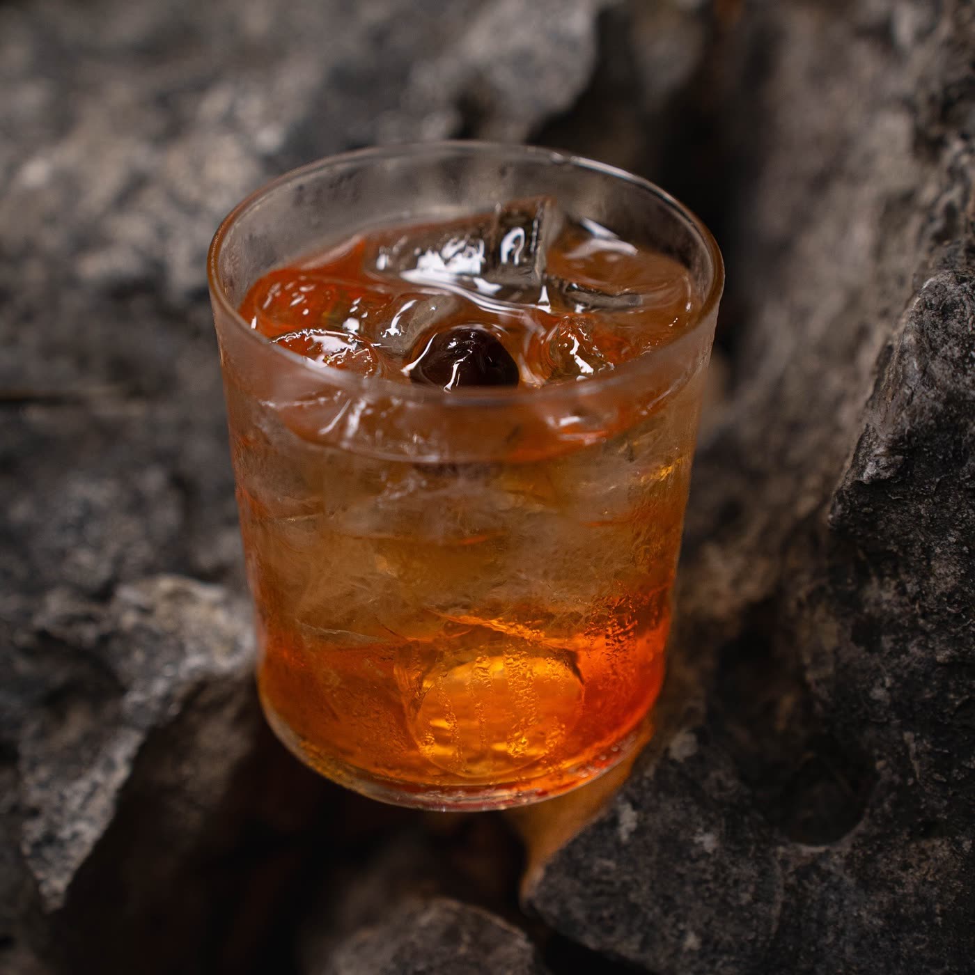 Un Old Fashioned con il ghiaccio grande