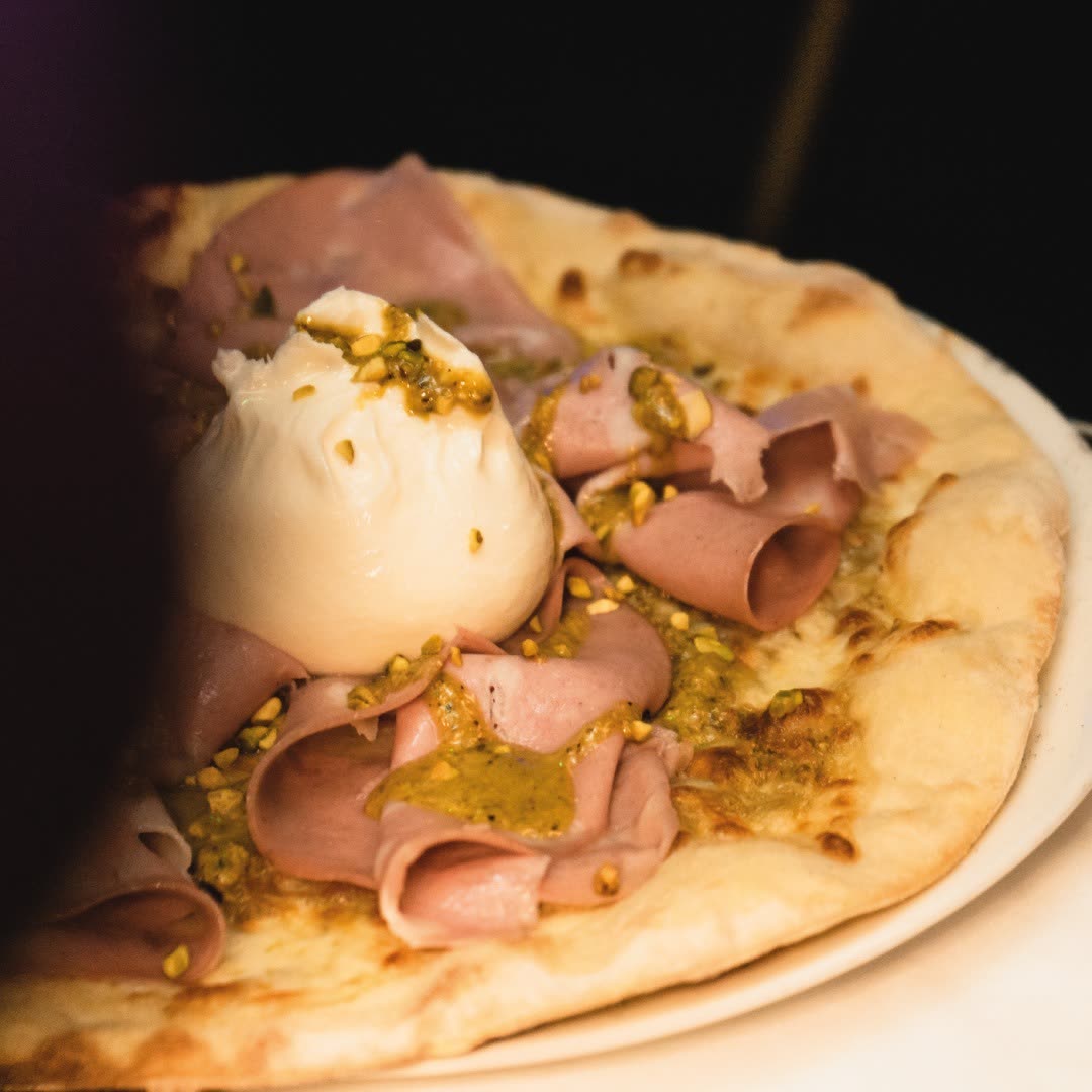 Pizza con mortadella, burrata e pistacchio