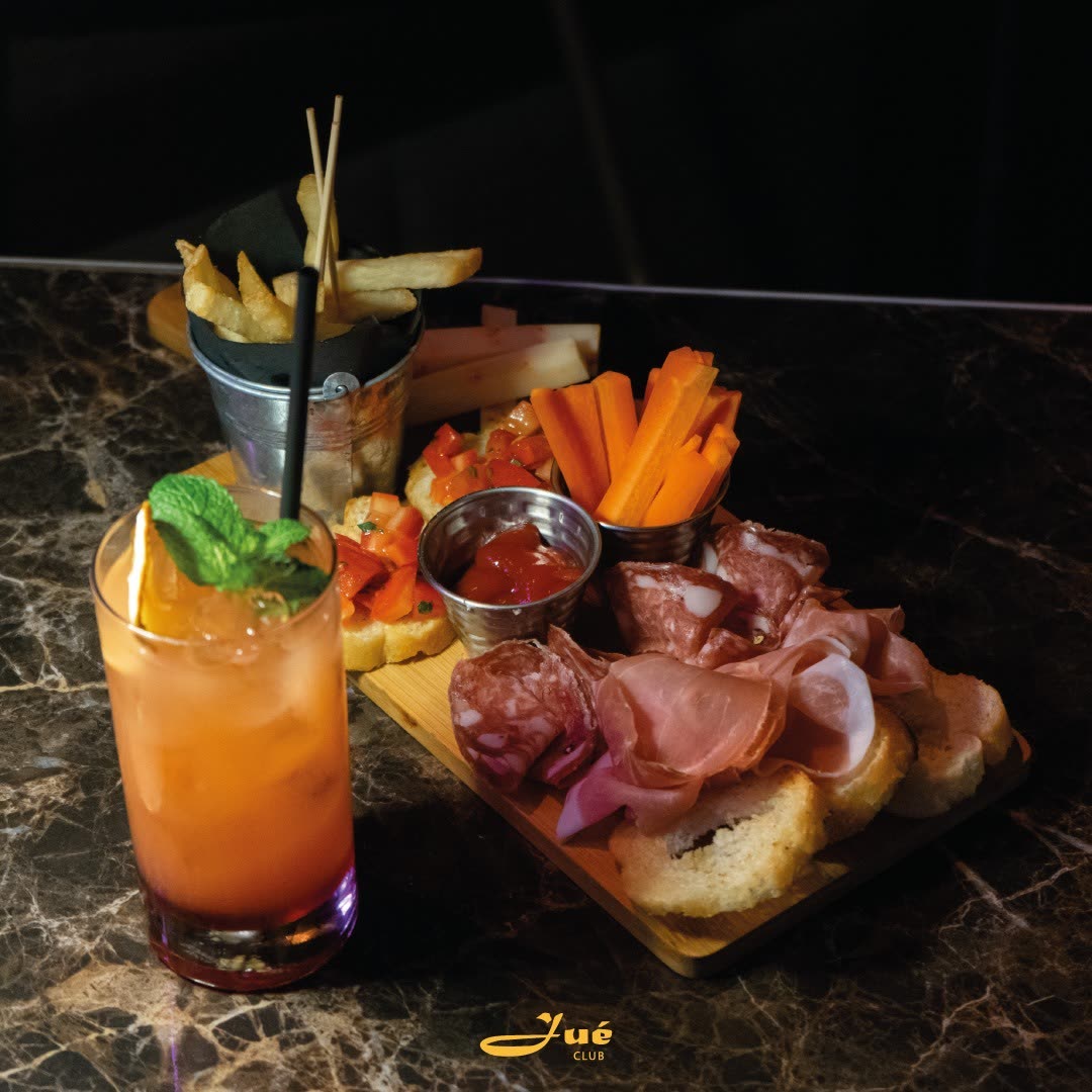 Spritz e tagliere al bancone
